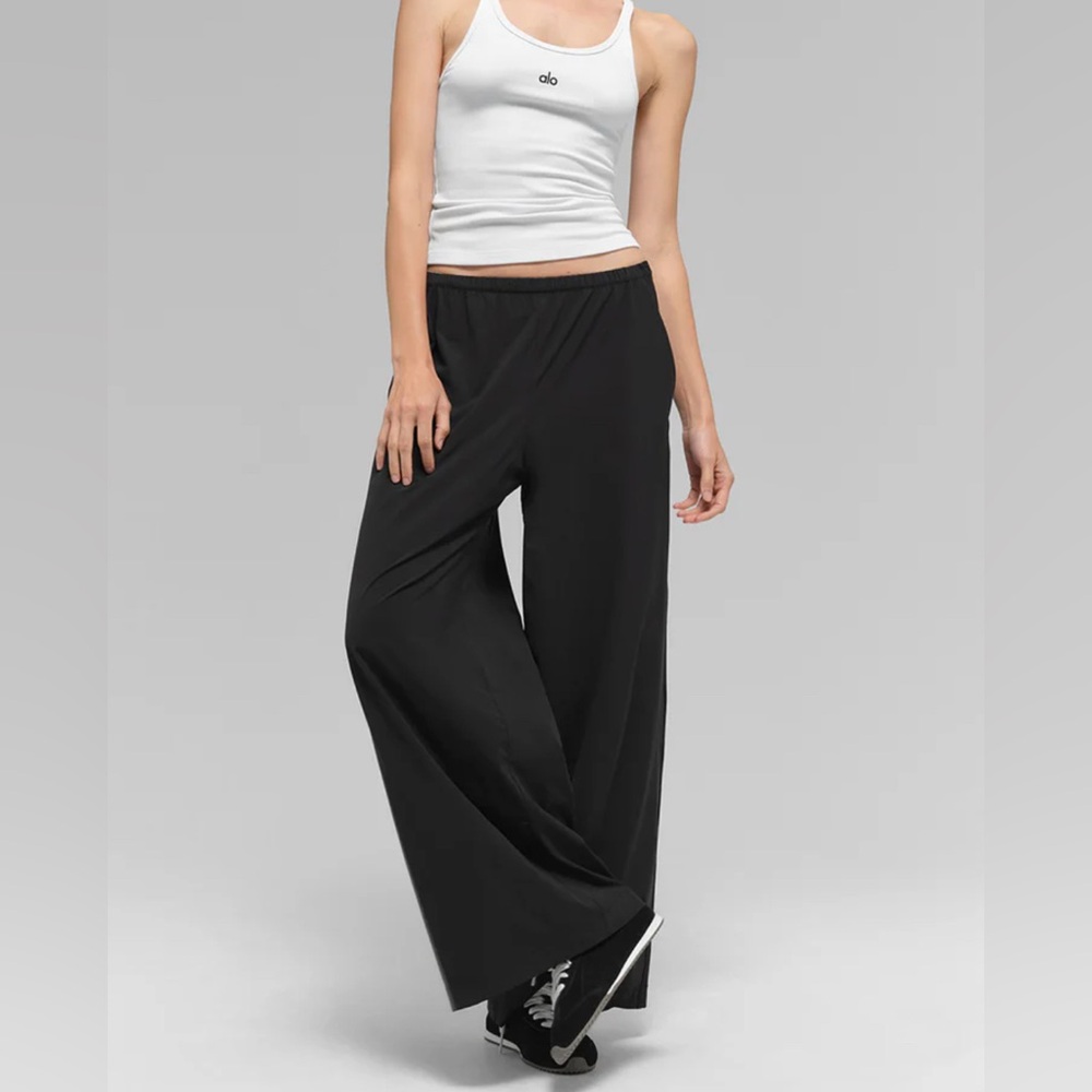 ALO Yoga NWOT Breezy Wide Leg Pants, Black Size Medium